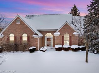 2850 Santia Dr, Troy, MI 48085