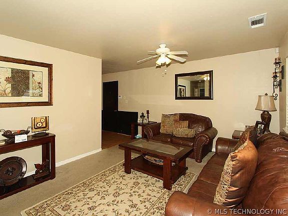 5th image of 517 E Galveston Dr
