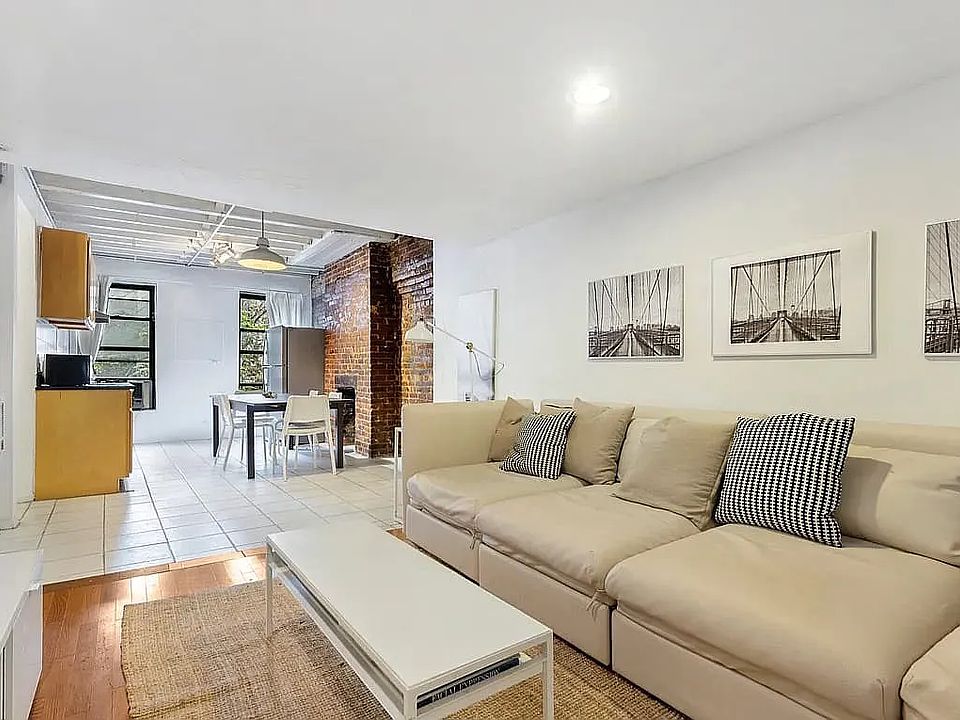 3 bed · 1 bath · 1,000 ft² in Hell's Kitchen, Manhattan