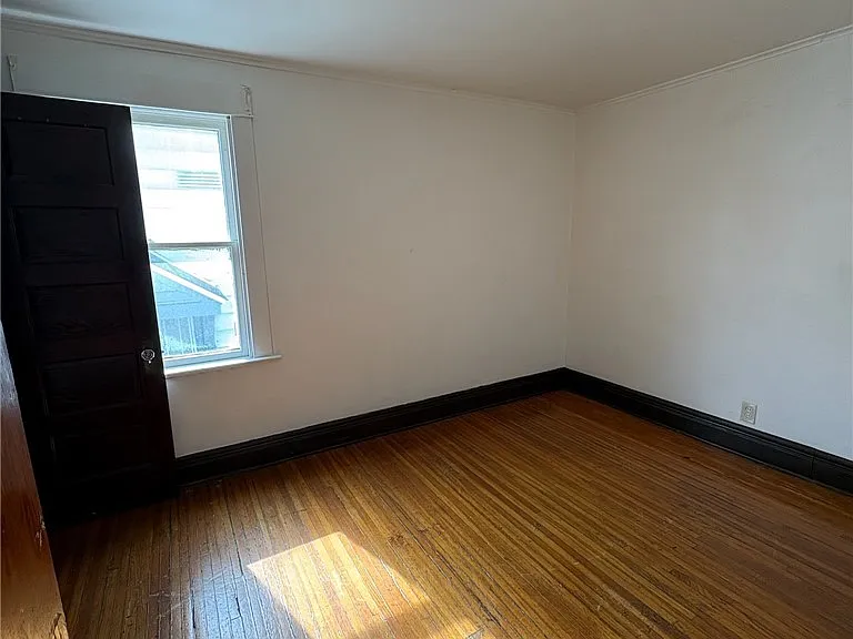 189 Westminster Ave — Photo 10