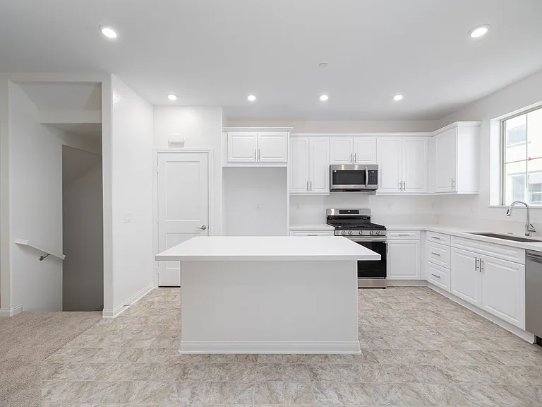 1749 Laurelwood Way — Photo 4