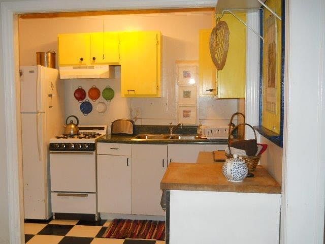 Small but fully furnished kitchen