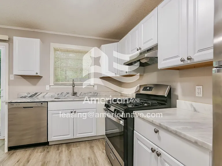 1483411_006_kitchen_7.jpg