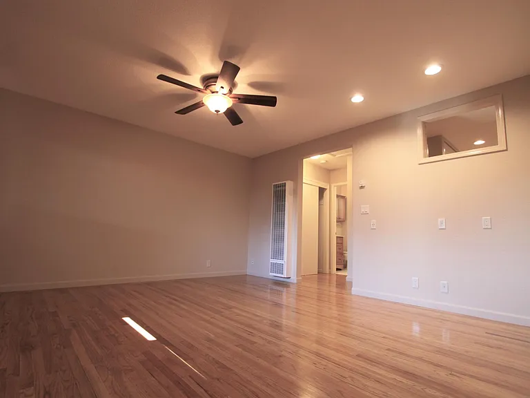560 University Dr — Photo 4