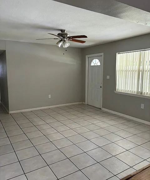 933 Poinsettia Dr — Photo 4