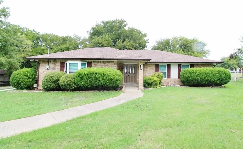 3 bed, 1645 sqft, $2,100 — Photo 1
