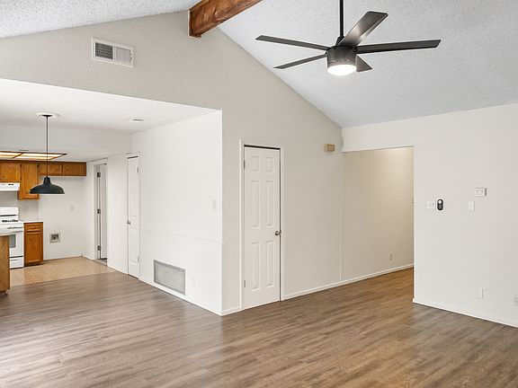 3rd image of 1203 Yorkshire Ln