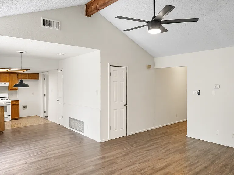 1203 Yorkshire Ln — Photo 3