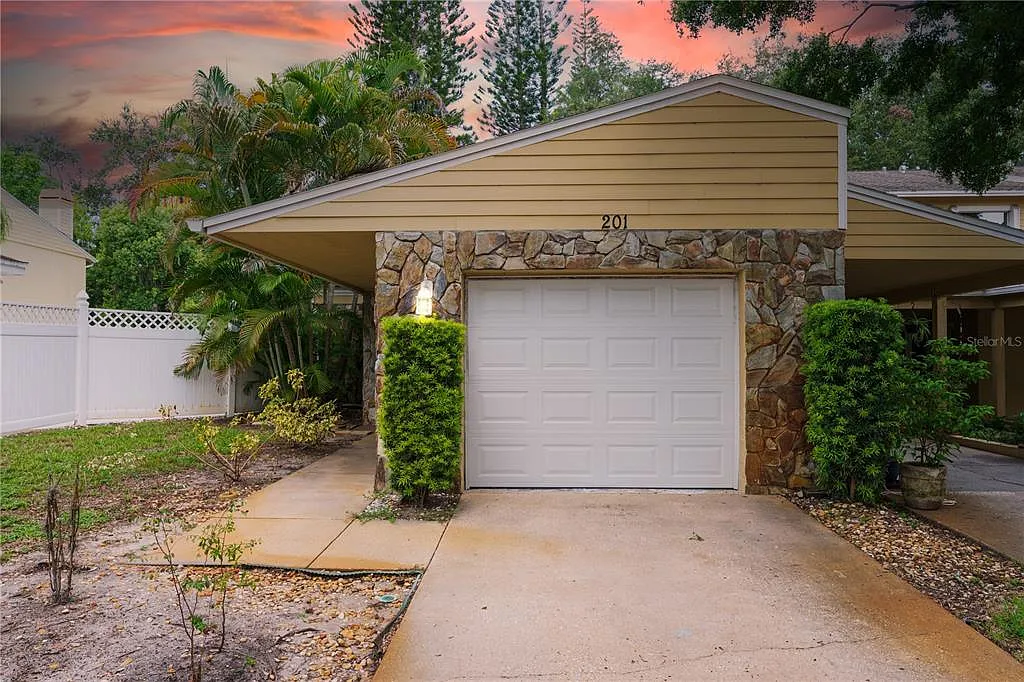 2 bed, 2.0 bath, 1180 sqft, $2,500 — Photo 3