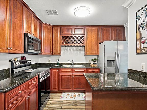 5th image of 705 Saint Andrews Blvd