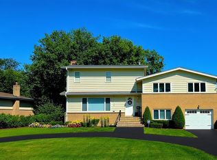 517 Appletree Ln, Deerfield, IL 60015