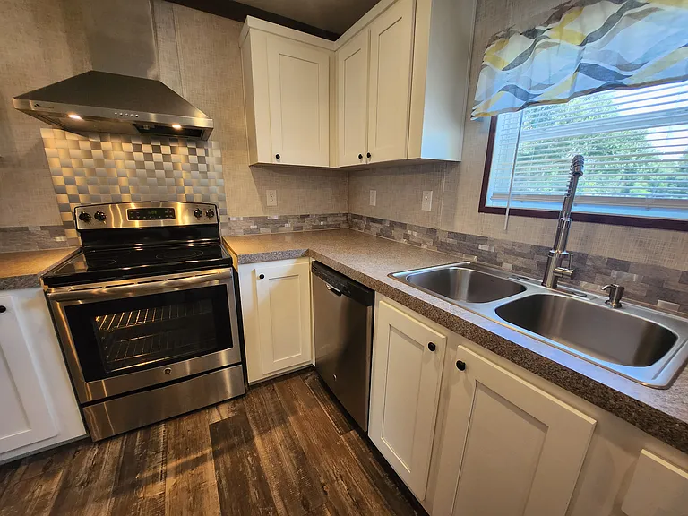 30408 Eastport Dr — Photo 10