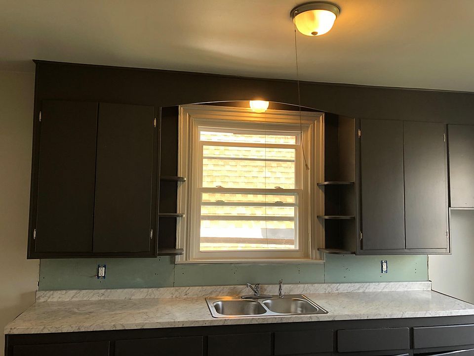 Kitchen Cabinents to be finished with backsplash