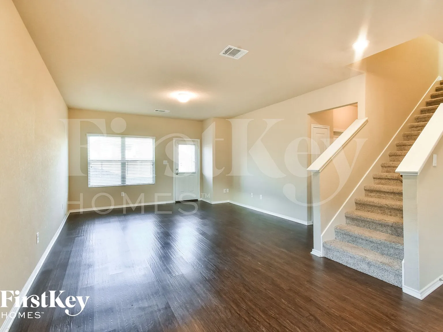 4 bed, 2.0 bath, 2484 sqft, $2,165 — Photo 2
