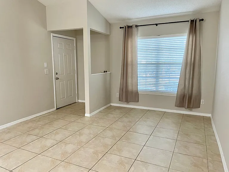 124 Reserve Cir #200 — Photo 4