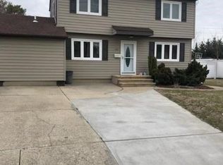 35 Gray St, Brentwood, NY 11717
