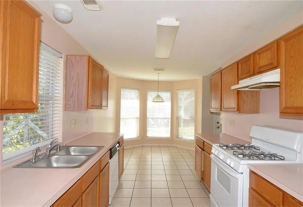 4 bed, 2.5 bath, 1861 sqft, $2,400 — Photo 3