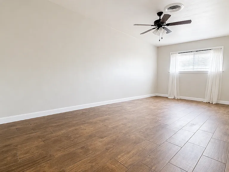 4715 Laura Dr — Photo 24