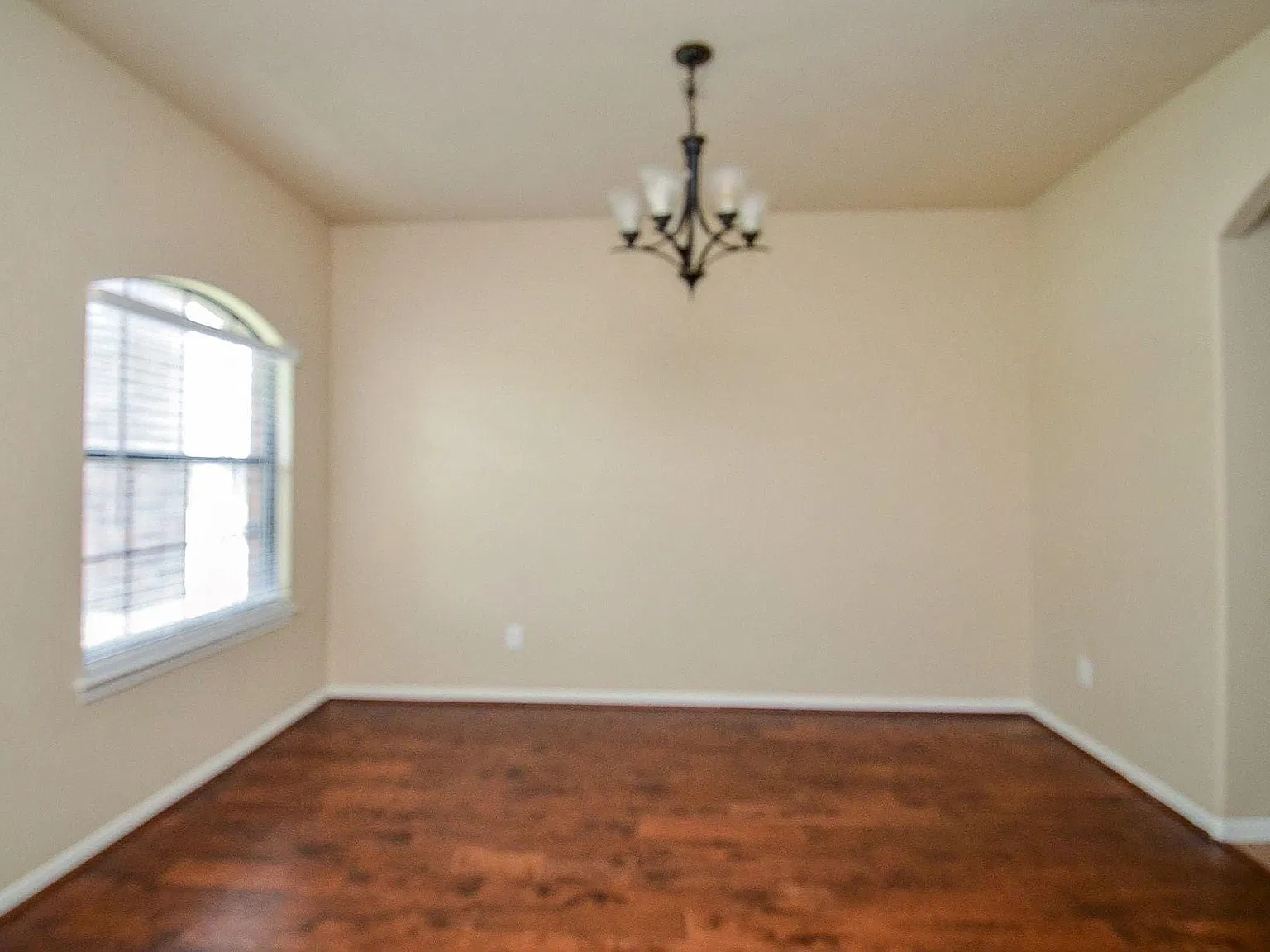 4 bed, 2.5 bath, 2454 sqft, $2,300 — Photo 4