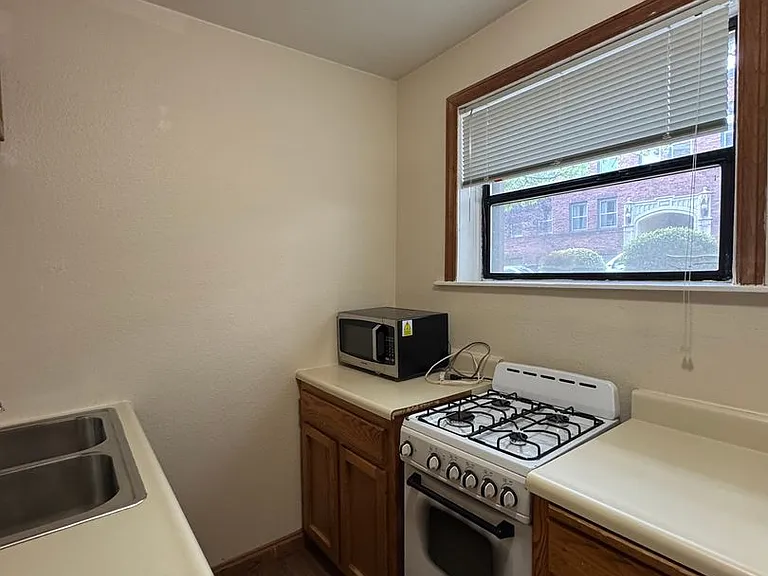 Regis Apartments — Photo 11