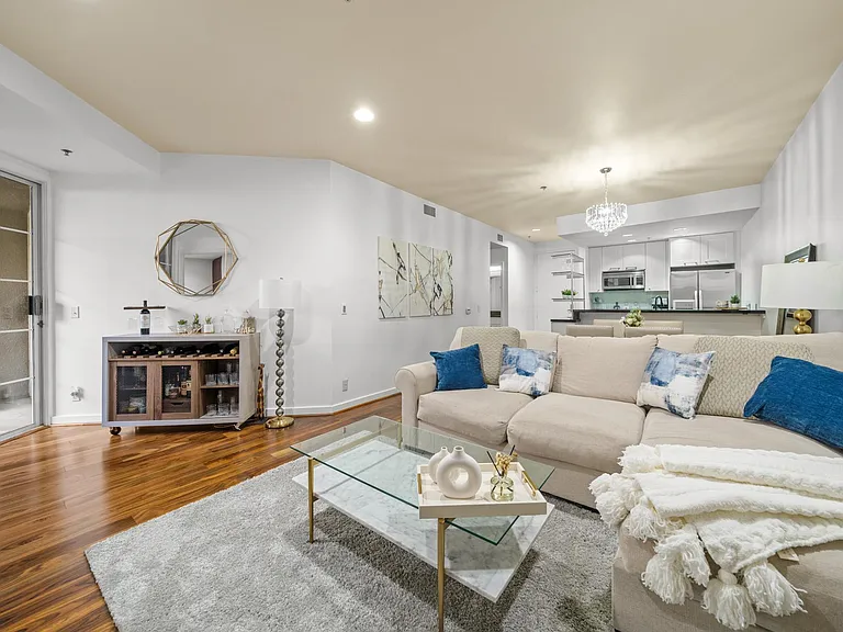 585 N Rossmore Ave #208 — Photo 2