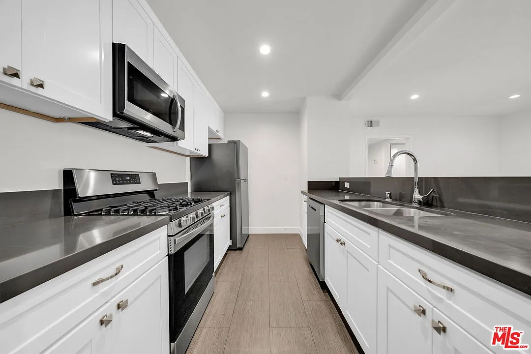 1 bed, 1.0 bath, 800 sqft, $1,995 — Photo 1