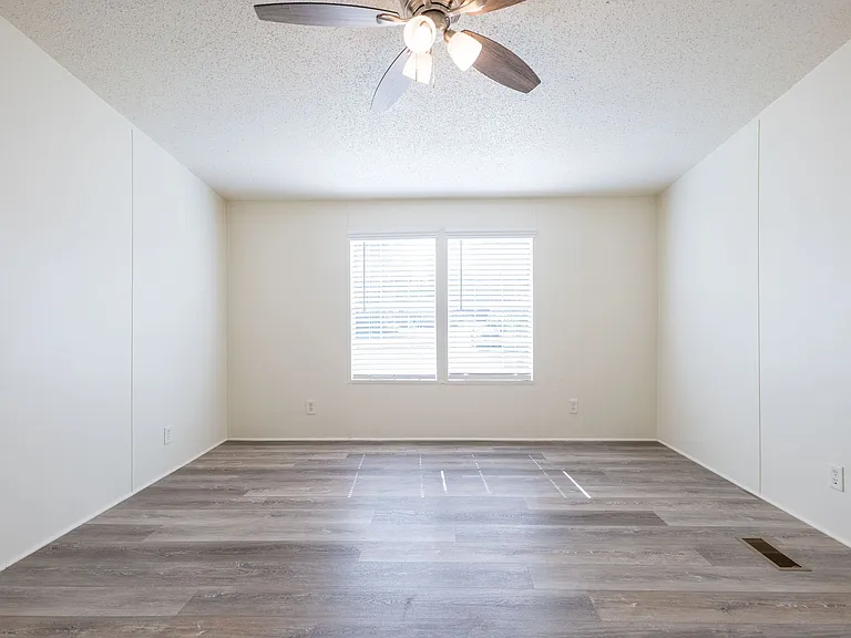 113 Davis Rd E — Photo 10
