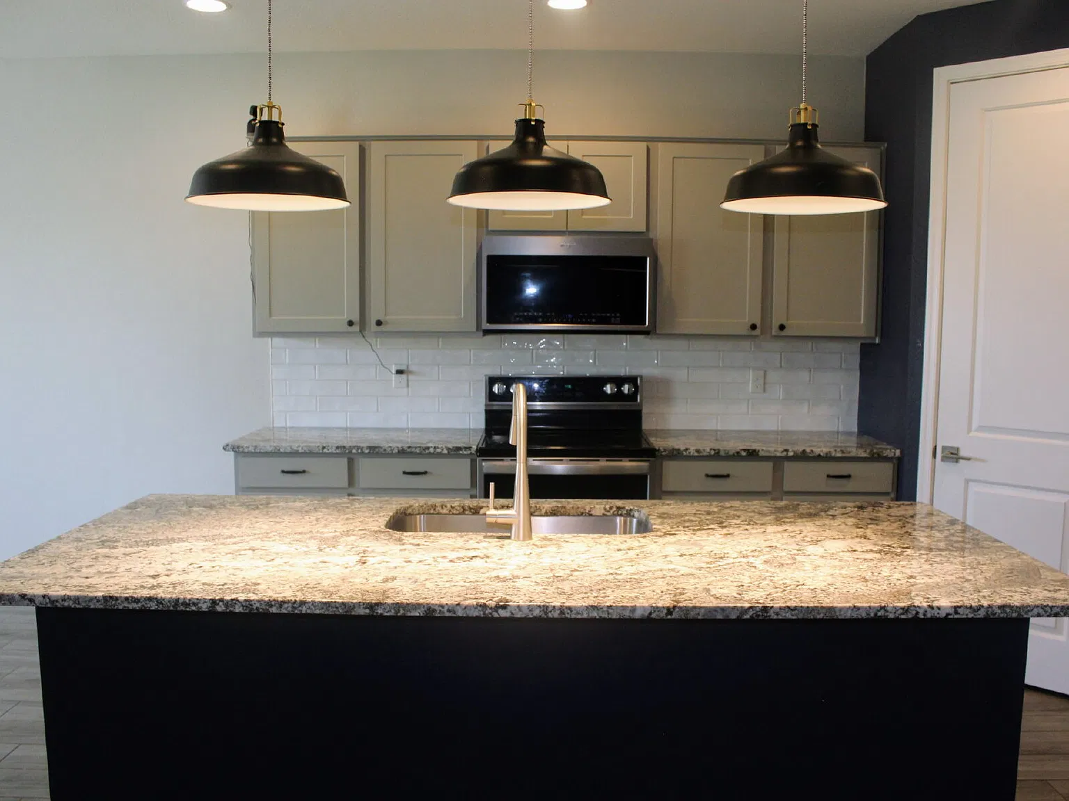 3 bed, 2.5 bath, 1983 sqft, $2,200 — Photo 3