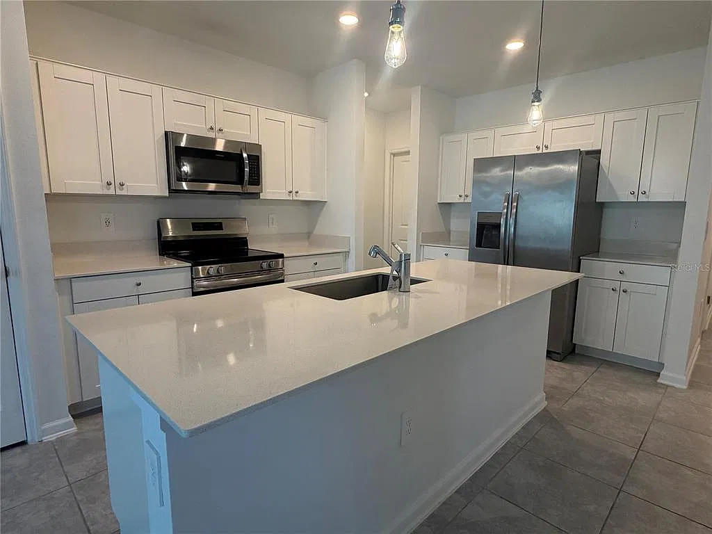 3 bed, 2.0 bath, 1440 sqft, $2,100 — Photo 2