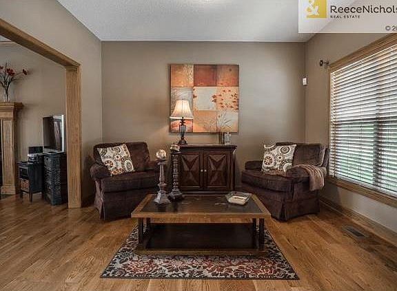 3rd image of 806 NW Poplar Ct