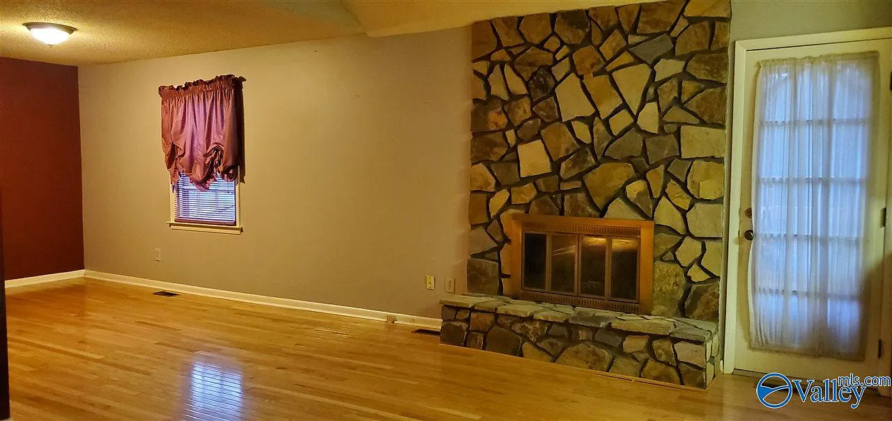4 bed, 3.0 bath, 2142 sqft, $1,795 — Photo 2