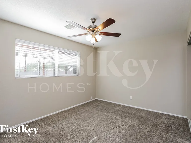 1001 E Seldon Ln — Photo 8
