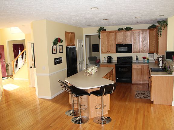 4th image of 560 Greystone Dr