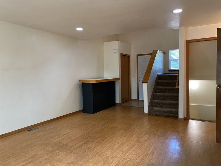 610 S Whitcomb St #B — Photo 5