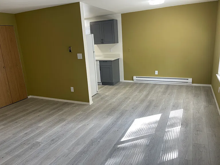 9435 Avondale Rd NE — Photo 2