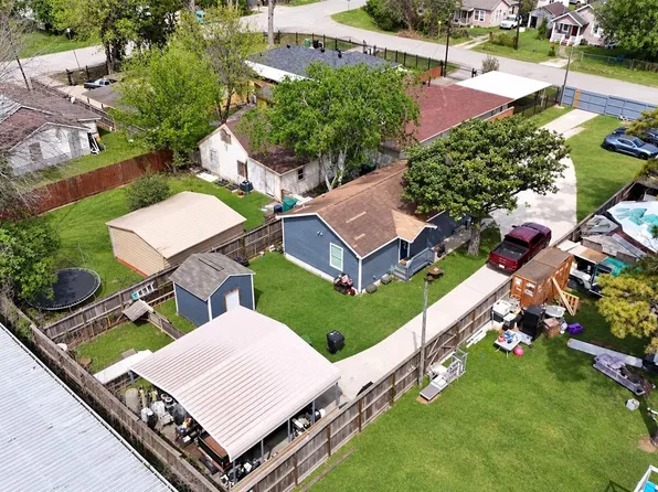 409 Robert Lee Rd, Houston, TX 77009