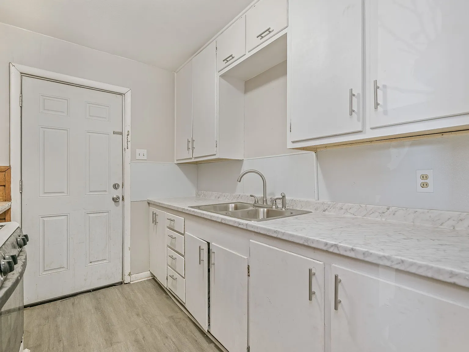 2304 SW 8th Ave — Photo 3