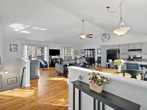 3rd image of 12 Barefoot Ln