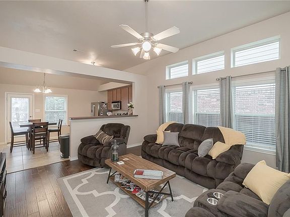 4th image of 8916 Holliday Ln
