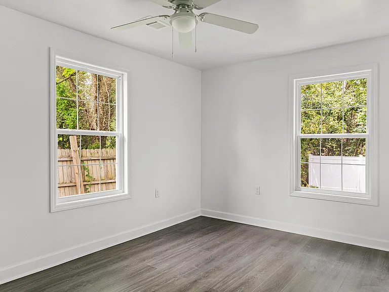 565 Louis St — Photo 29