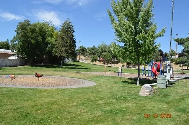 210 McKinley St — Photo 3