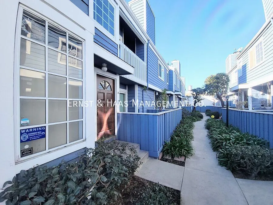 Building Photo - 111 W Spring St #E