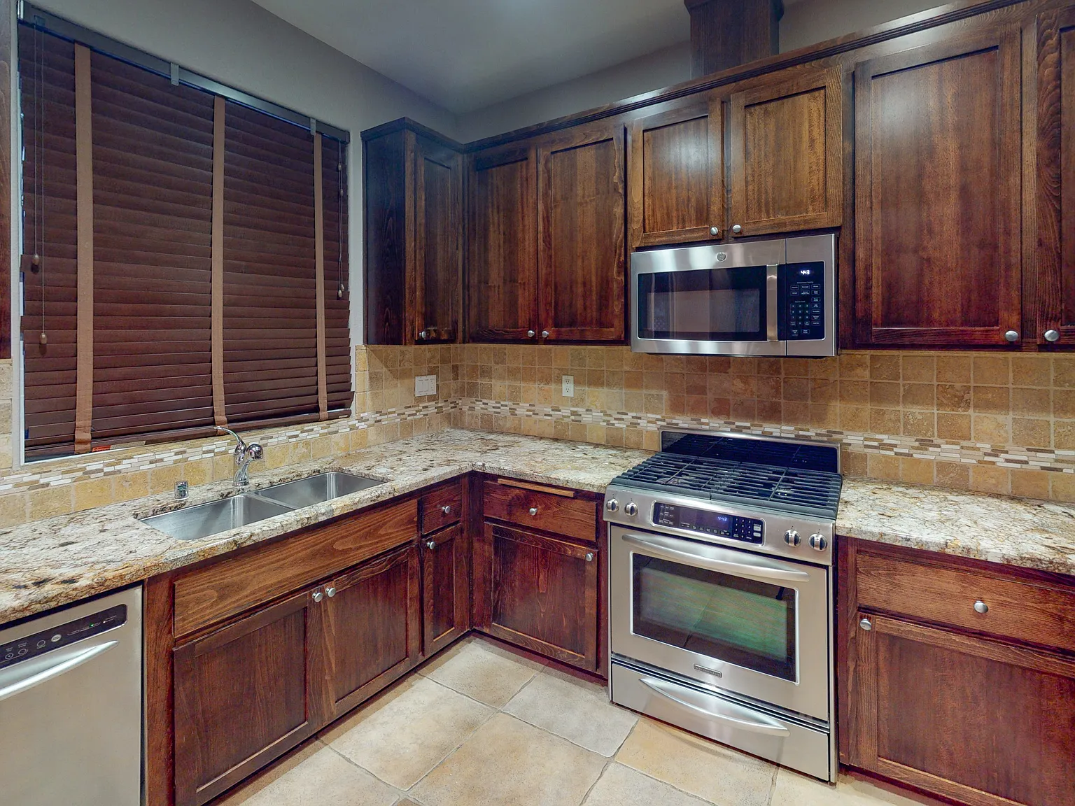 3 bed, 2.5 bath, 1664 sqft, $3,500 — Photo 2