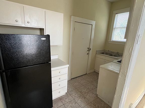 3rd image of 2137 Oak St APT 2
