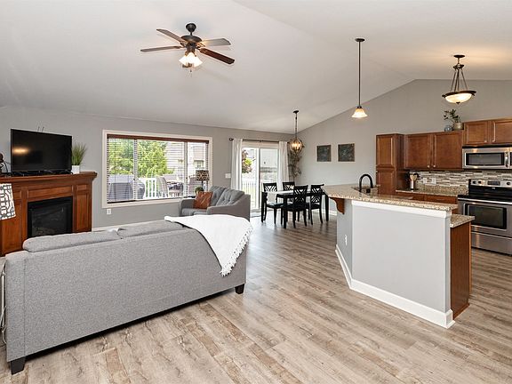 3rd image of 2912 SE Diamond Dr