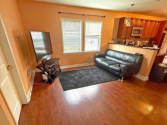 5th image of 19 Willow St