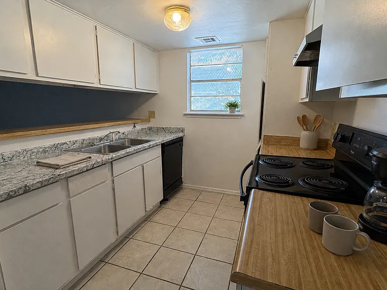 1017 SW 81st St — Photo 4