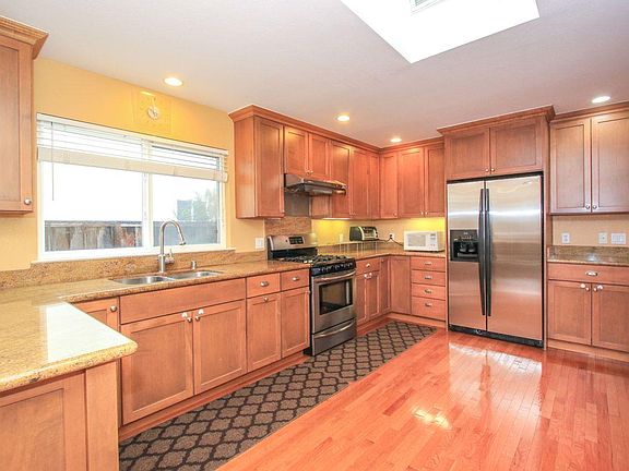 5th image of 892 Constitution Dr