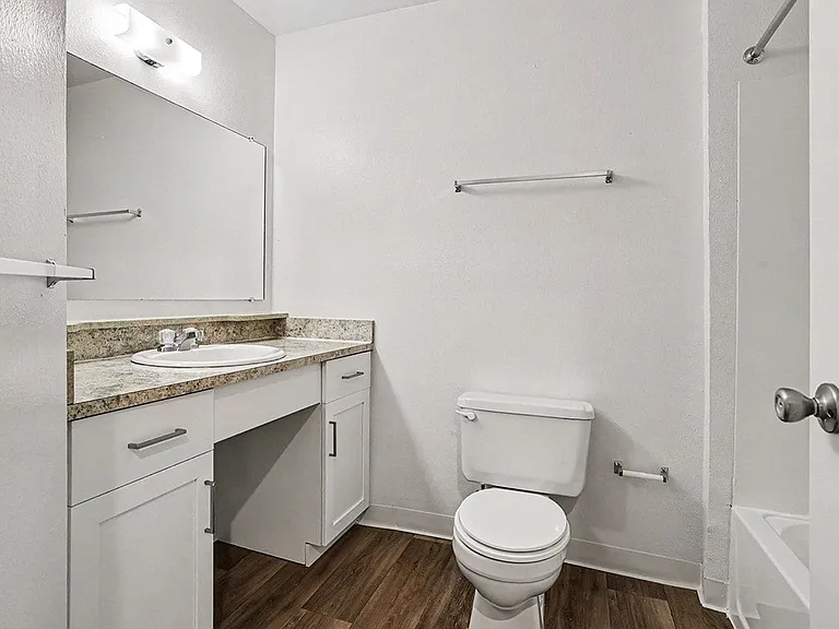 Emerald Park Apartments — Photo 15