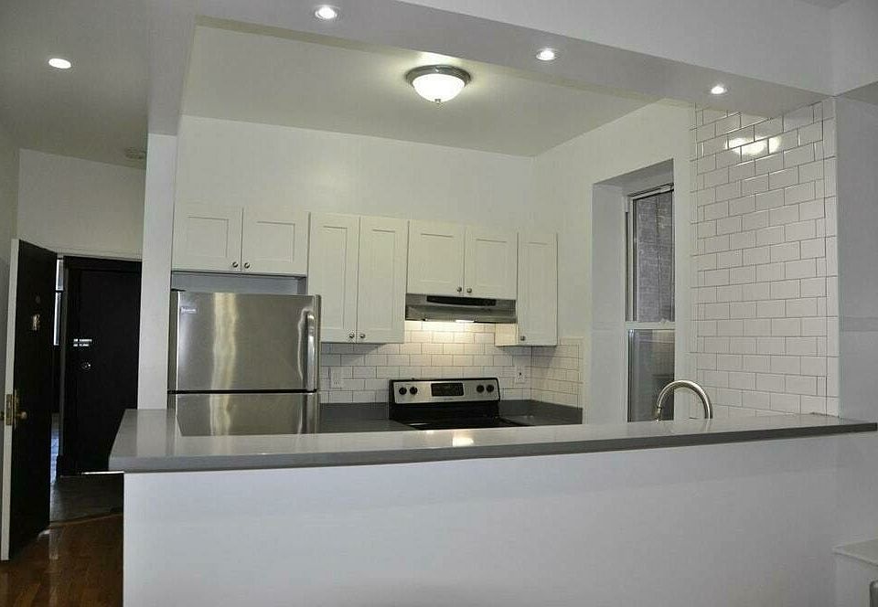 1st image of 3605 Vernon Blvd APT 4L